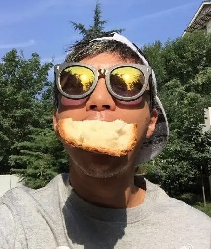 邓超晒照嫌弃老婆做的面包丑 孙俪背后探头抢镜/图(4)