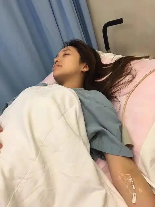 朋友圈晒出了其生病住院的照片,素颜的金莎穿着病号服,闭眼躺在病床上