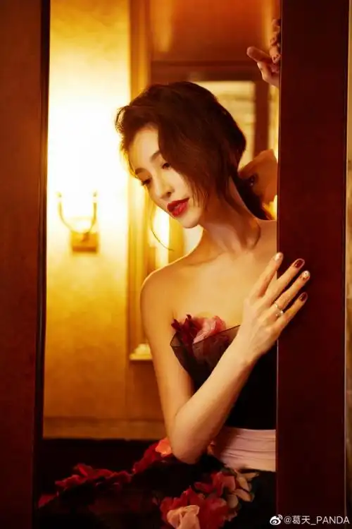 气质满分葛天出席时尚活动宛若镜头下的娇艳玫瑰