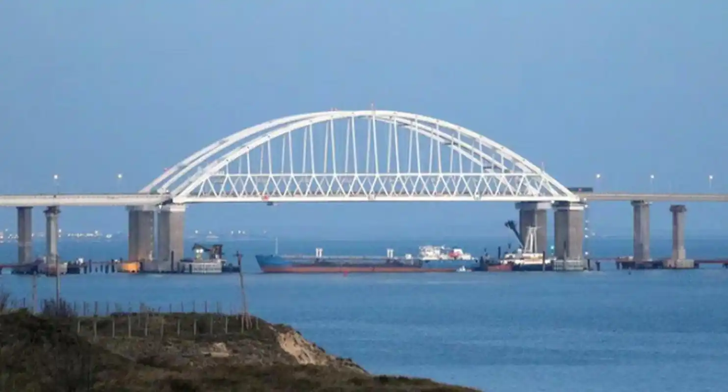 俄罗斯交通部发布公告称,克里米亚大桥汽车通行暂时关闭 克里米亚大桥