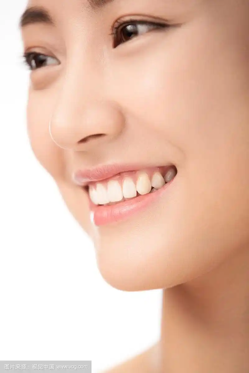 青年女人的牙齿特写