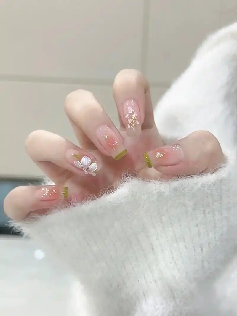 春日小清新山茶花法式美甲来咯.#美甲比我先过春天 #短指甲也 - 抖音