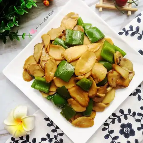 青椒炒杏鲍菇,简单快手的小炒,吃着比肉还香