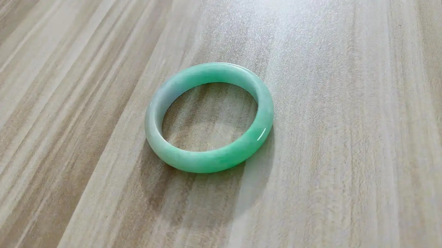 飘阳绿翡翠手镯精致灵动