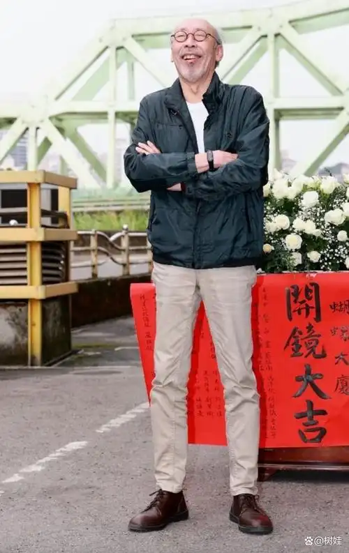 77岁香港知名谐星近况曝光,头发全白已谢顶,已移居台湾仍在拍戏