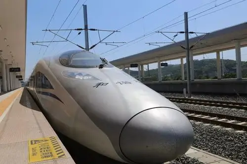 武九高铁动车组列车驶入庐山站