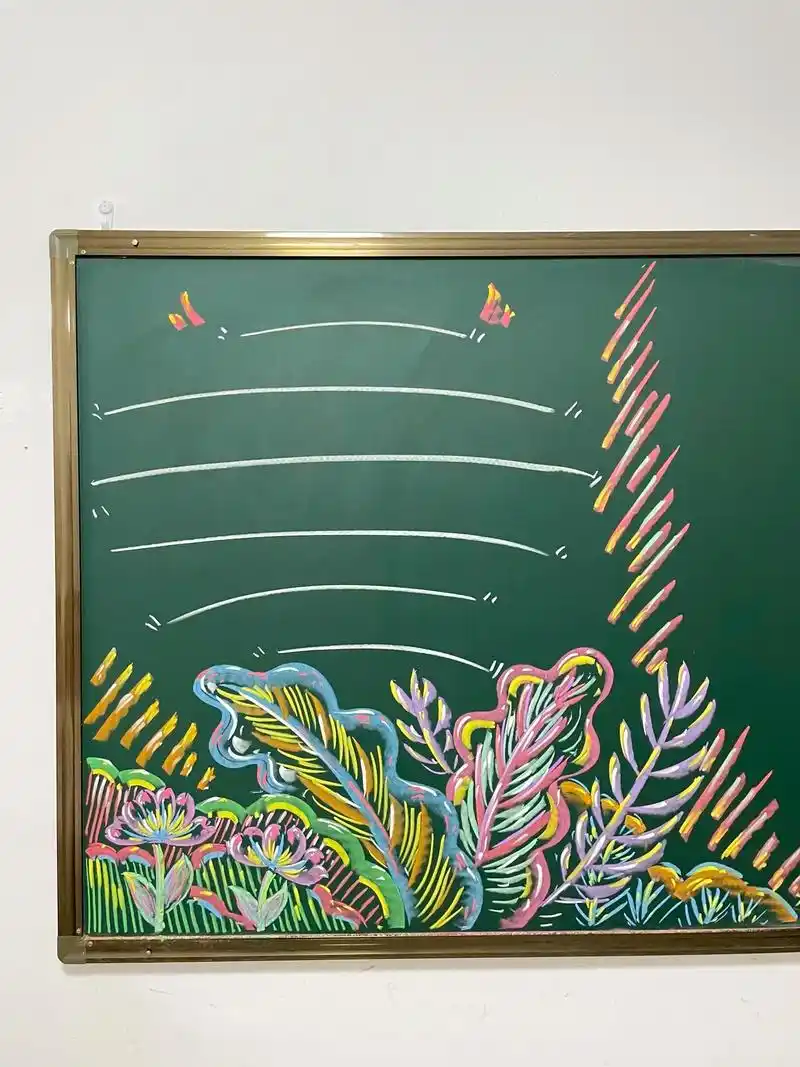粉笔画(简笔花草黑板报边框设计)小练啊  三分钟简笔花草黑板 - 抖音