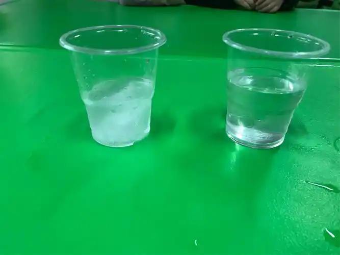 原来,冰块是用水做的,当温度很低的时候,就会变成冰.