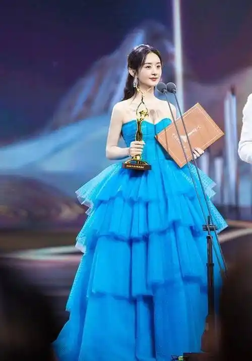 女星穿"千层裙",关晓彤壮实,看来看去还是赵丽颖最美!