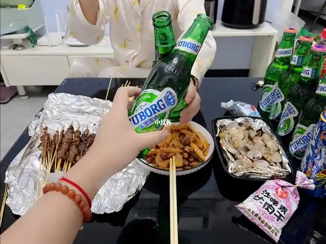 喜欢和闺蜜一起喝酒聊天呀