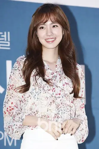 陈世妍出席活动 微笑比心甜美清新