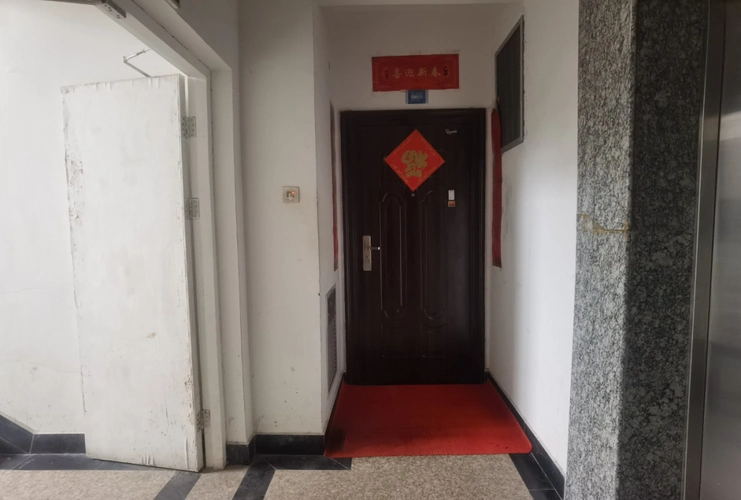 你家小区有鞋柜霸占楼道空间的情况吗今天记者走访这几个小区发现