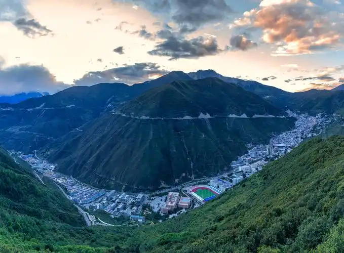 云南迪庆州德钦县(画面左侧远处即为梅里雪山)