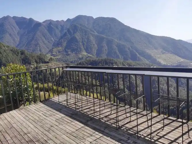 位于松阳西坑村盘山而上大约10公里左右村子里都是老房改造而成的民宿