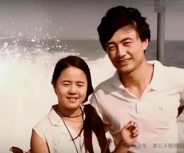 金龟子升级当外婆晒全家福,24岁女儿产房照曝光,女婿身份不简单