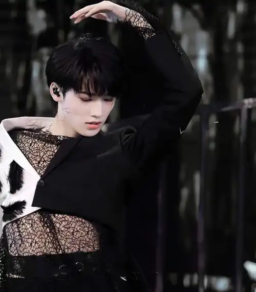 tnt穿渔网衣跳舞,扯破衣服舞台依旧惊艳,造型越来越好看