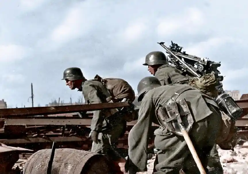 值得珍藏!二战德军士兵真实彩照,纳粹军团的"铁血战士"!