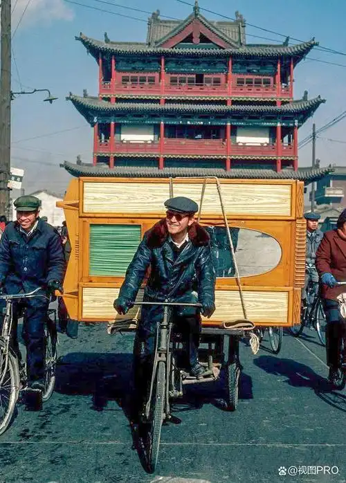 80年代的山西太原,改革开放初期,进城打工的农民,一行人都背着同样