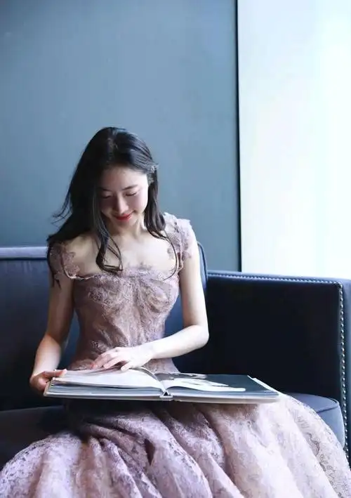 霍尊前女友陈露真的美,穿吊带长裙优雅迷人,身材前凸后翘太撩人