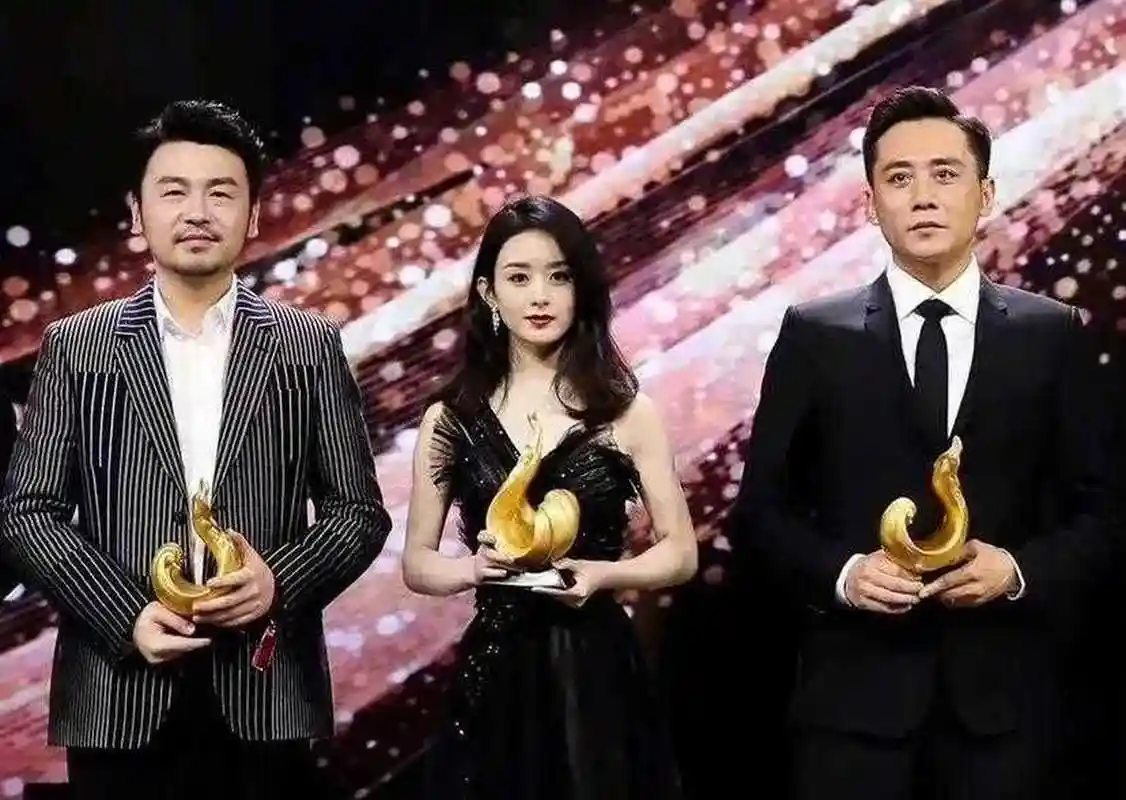 第一次发现雷佳音身高还蛮高的,在两个大汉面前,赵丽颖显得太娇小玲珑