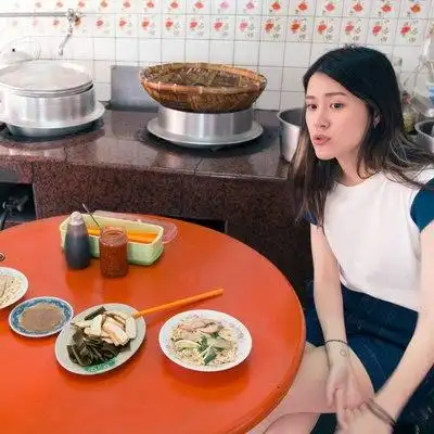 晚黑食宵夜的女人