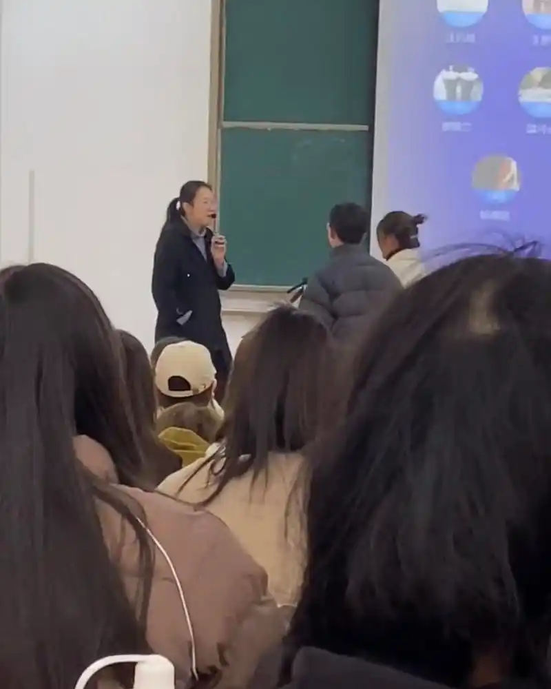 大学情侣上课迟到,当老师面还牵手秀恩爱?真相来了