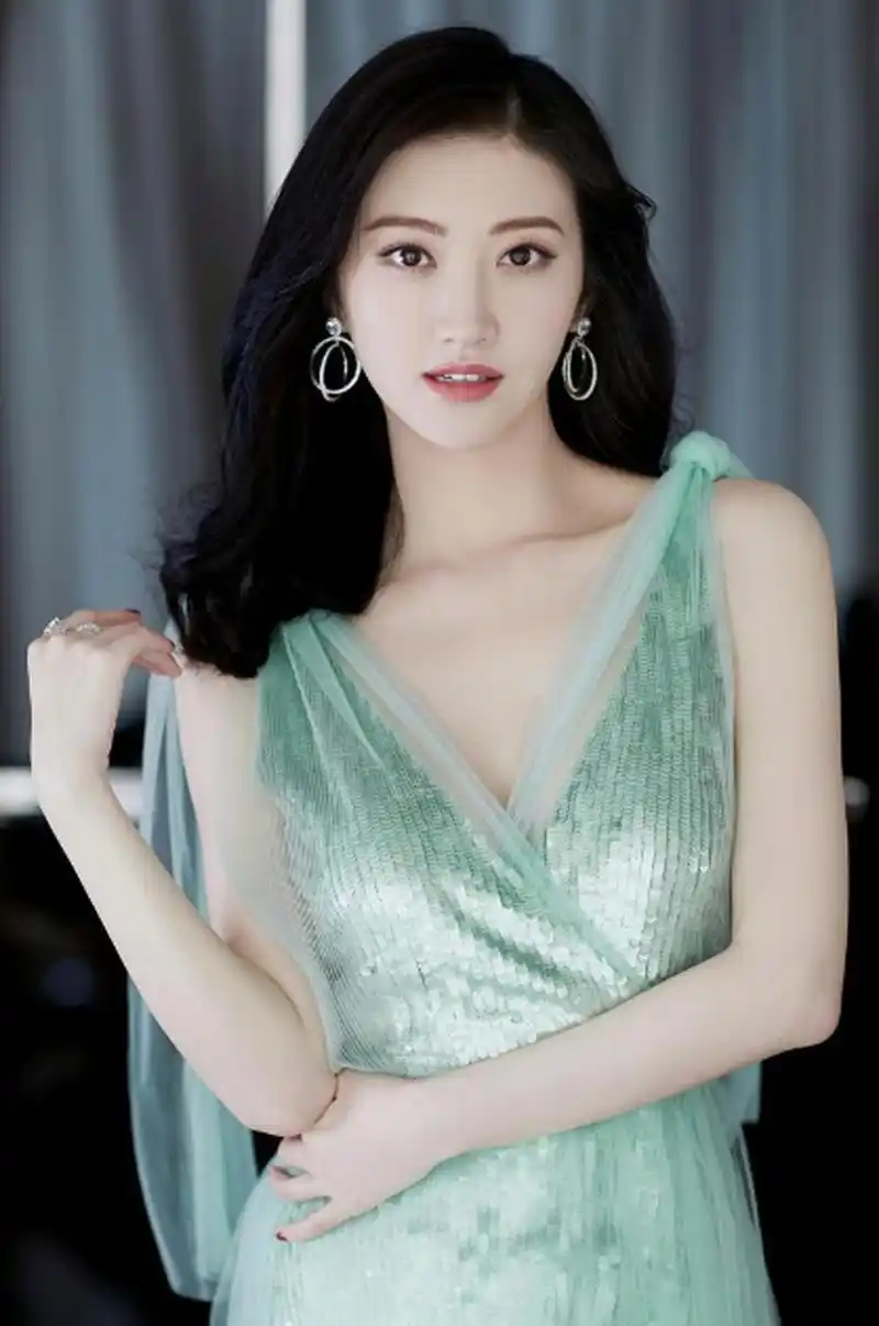 景甜太美太漂亮了,无袖晚礼服衬托出她的美貌