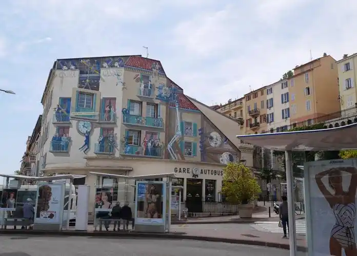 码头,很符合欧洲上流人士的胃口,再加上戛纳电影节吸引来不少俊男美女