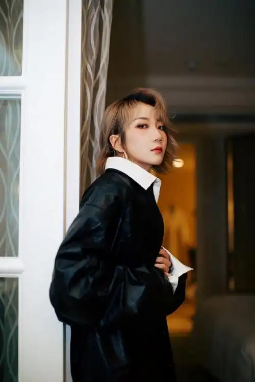 简介:乃万白衬衫黑西装酷飒性感写真,分享一组乃万图片给大家,图中的