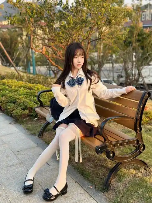 雪白脖颈搭配百褶裙丝袜,性感身姿让你心动不已!_艺术_画面_都市