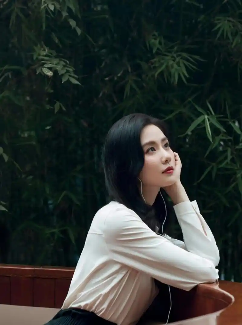 刘诗诗这组照片,秋日白色穿搭,优雅唯美,气质如兰.