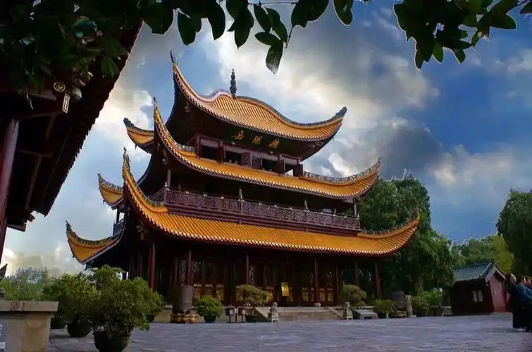 岳阳楼位于湖南省岳阳市古城西门城墙之上,是国家重点文物保护单位