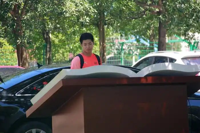 嵊州籍亚运游泳银牌获得者商科元回母校探访师生