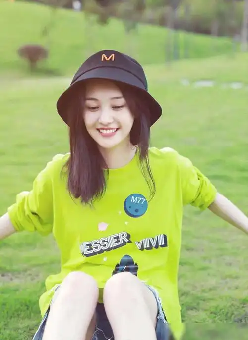 郑爽晒粉色仙女裙自拍,大长腿吸睛仿佛开了仙女滤镜