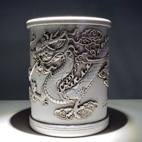 王炳荣大师雕刻款甜白釉浮雕龙纹笔筒全品包老收藏老瓷