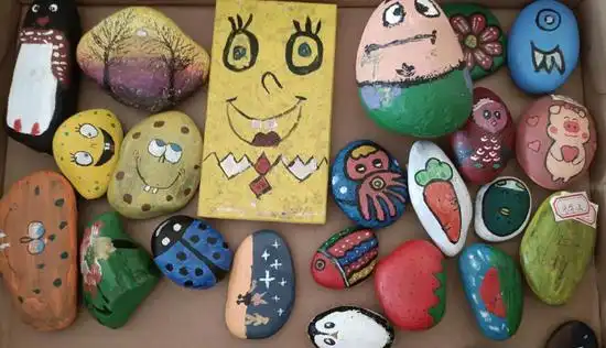 萌娃手绘石头画给石头披上彩色外衣