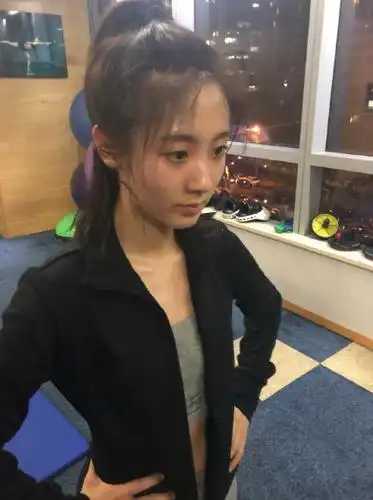 国民妹妹邢菲晒健身照拥有最美腹肌的她被闺蜜吐槽腹肌不规则
