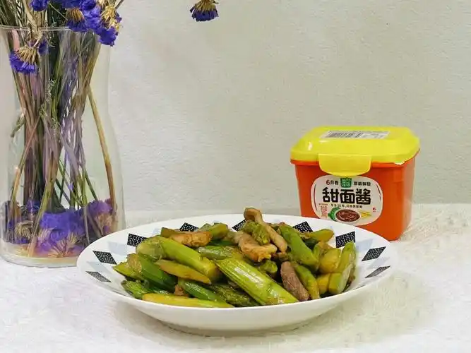 脆嫩可口的芦笋炒肉
