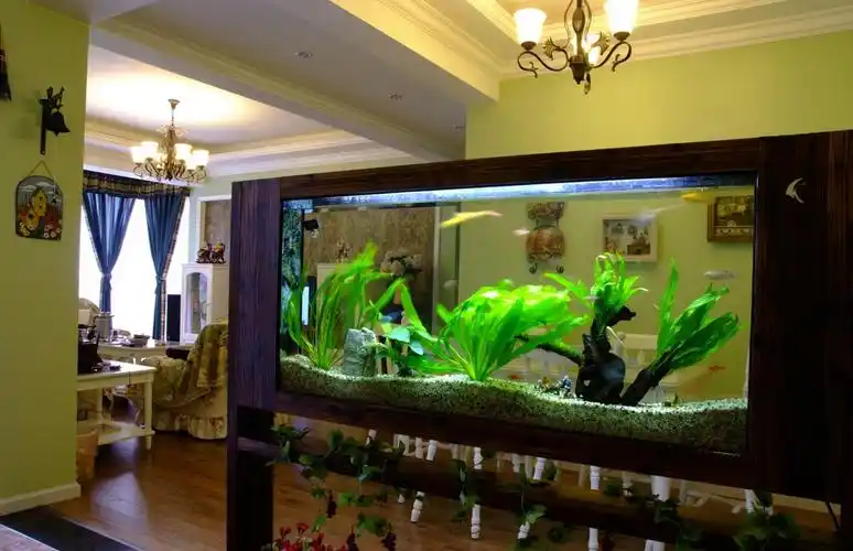 图片欣赏-度假别墅餐厅鱼缸造景隔断装修图片-齐装网室内装修效果图