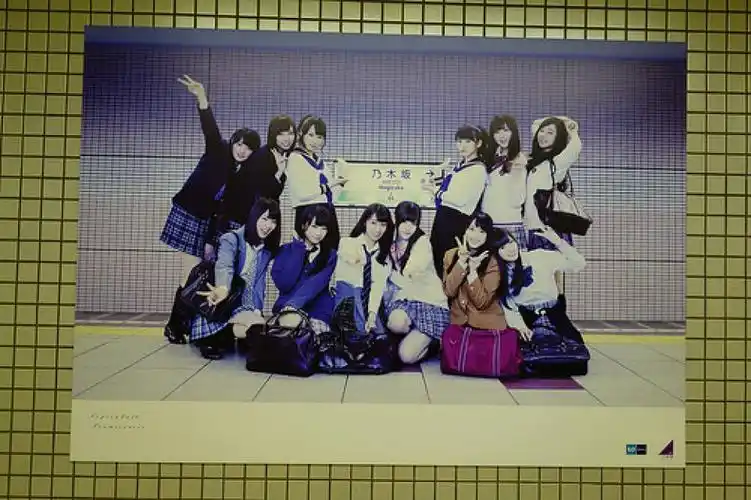 在东京地下铁千田代线的乃木坂站巧遇「乃木坂46」,让一条窄小的走道