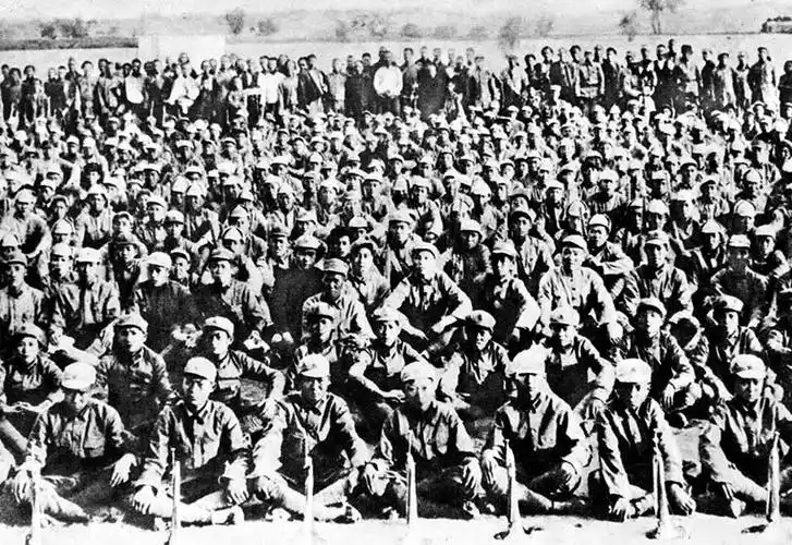 图为在百团大战中,我军炮击敌碉堡(资料照片).