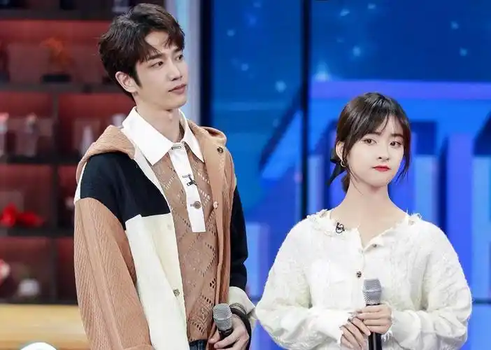 沈月恋情疑曝光,二人行为存在两大安全隐患,违反了一条交通法规