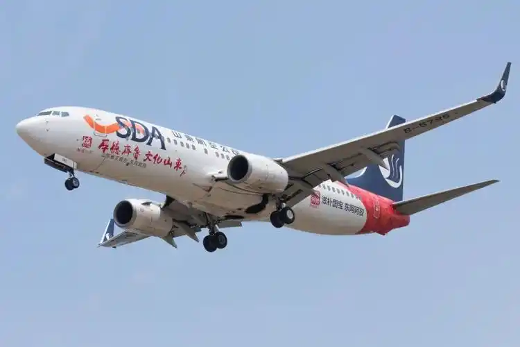 喷有彩绘的山东航空飞机.图/图虫