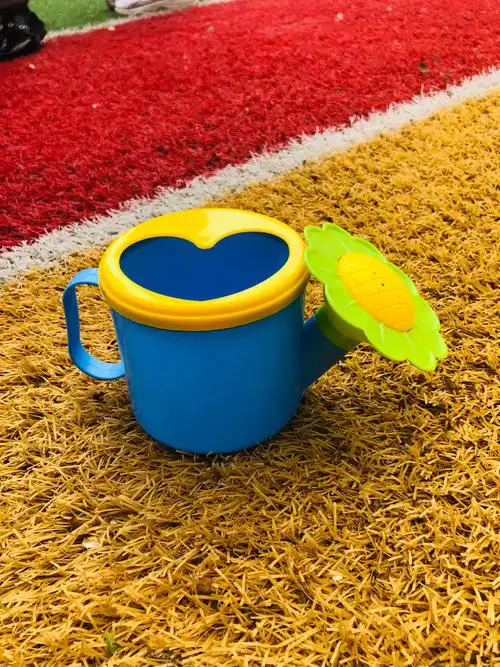 看我们带的小水壶,多漂亮