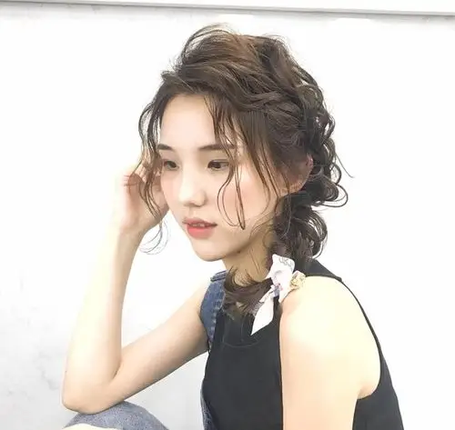 首页 玩发型 扎头发 学会这些扎发尴尬期也不怕 2019最新款中长发扎发