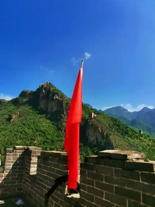 山绿的没有一点儿杂色,郁郁苍苍,长城上一点风都没有,只有这面红旗