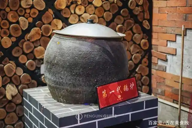用的是这种小瓦缸,当年古井烧鹅的产业规模还不大,充其量是家庭小作坊