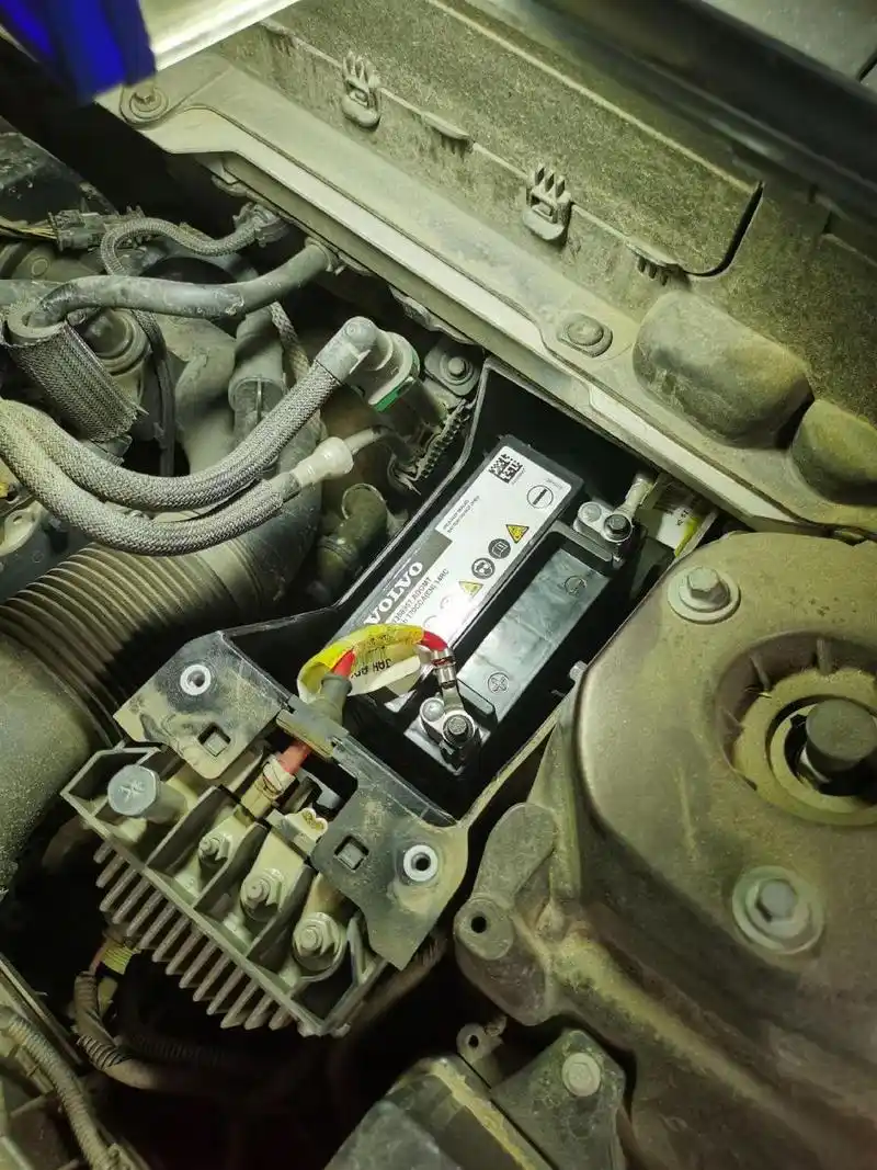 仪表提示12v蓄电池严重充电故障,经检查是辅助电池损坏更换后试车正常