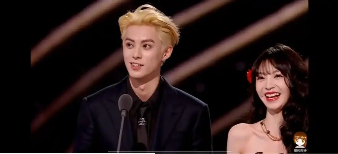 田曦薇在星光大赏领奖的惊艳瞬间!