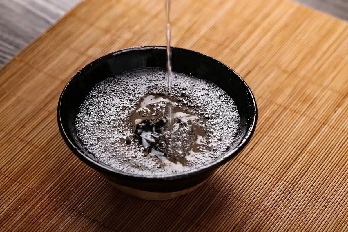 买白酒,无论什么品牌,只要瓶子上印"这行字",全是酒精勾兑酒